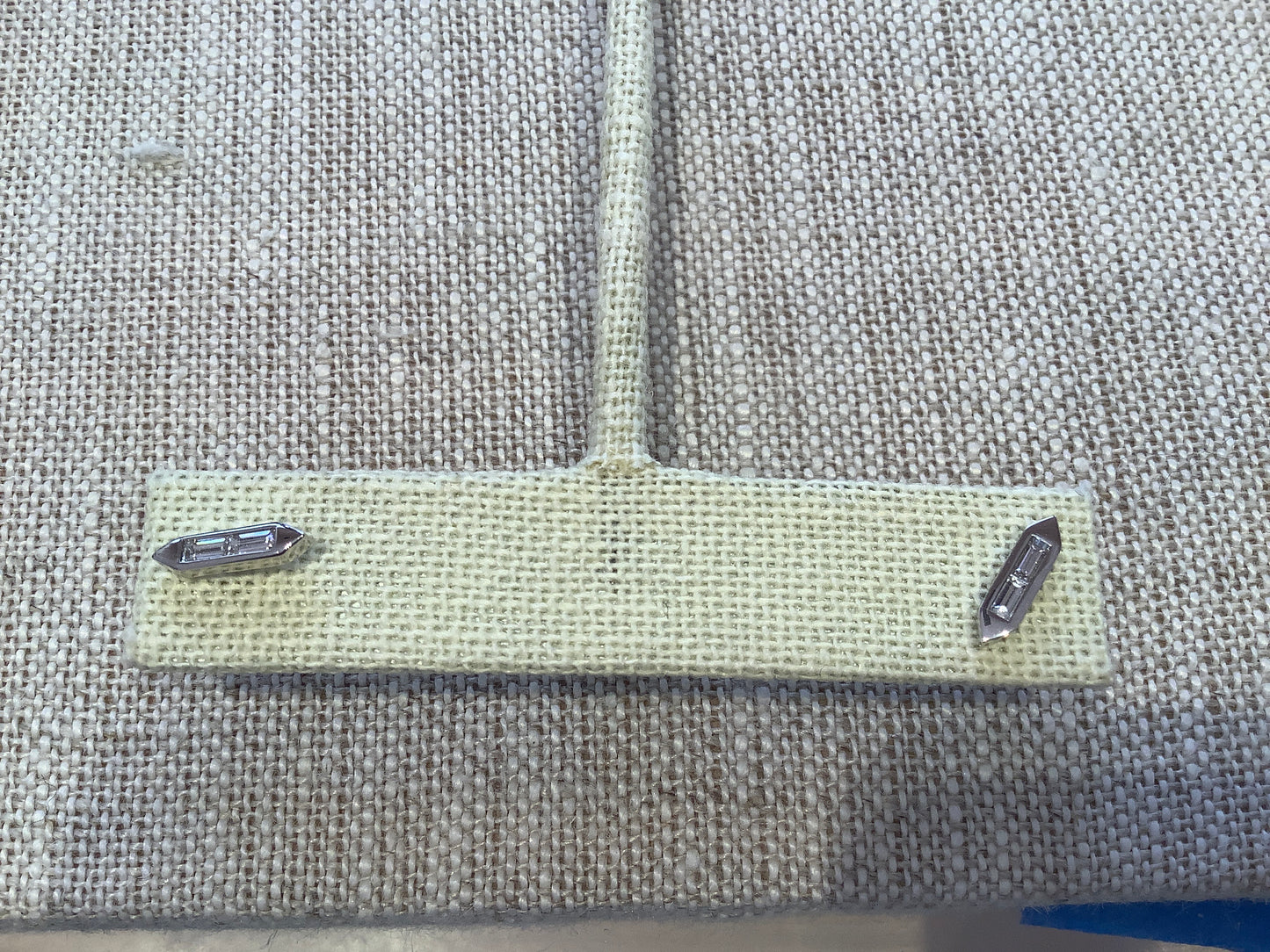 Line Studs white gold